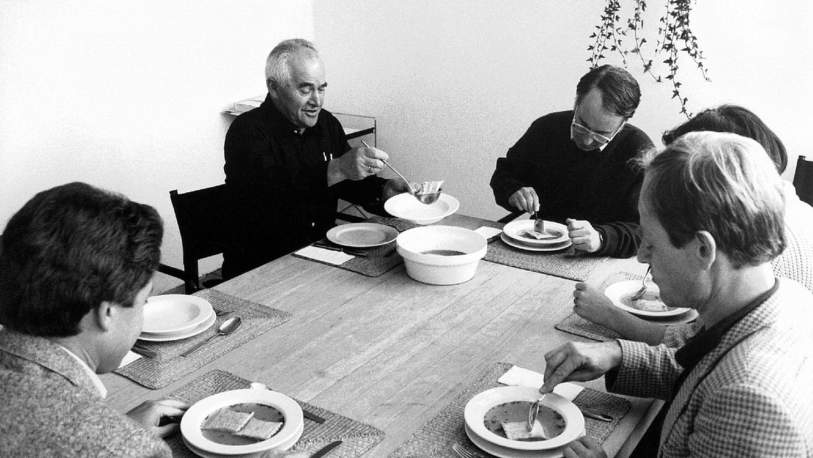 Otl Aicher beim gemeinsamen Essen mit Gästen