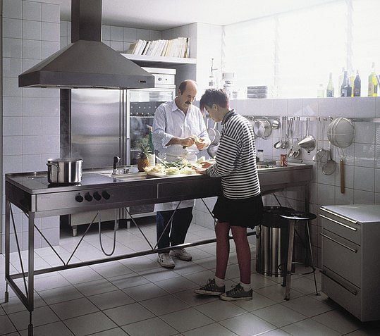 Stainless steel workbench, operable from two sides