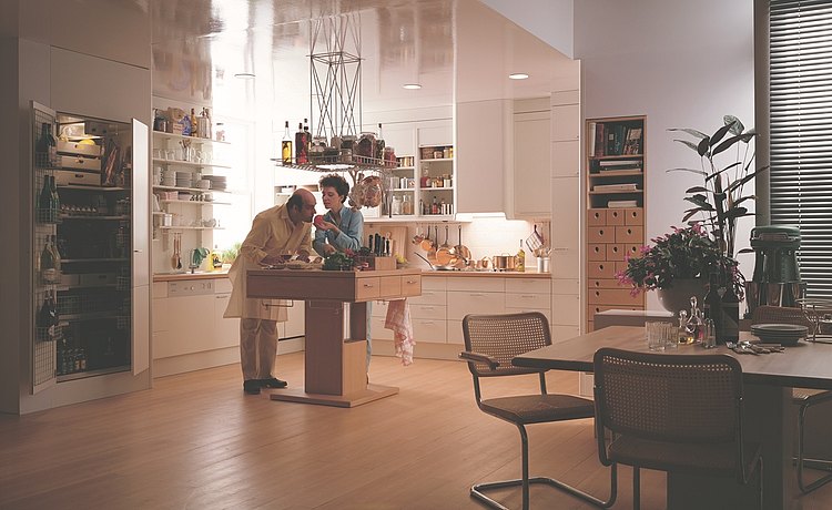 1984: Introduction of system b: new room concept with island and hanging element. Functional organization elements in the cabinets