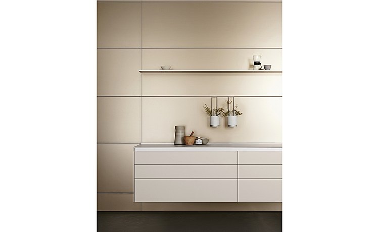 Parete multifunzione in alluminio anodizzato con cucina sospesa, frontali bianco opaco e superfici in inox